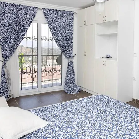Comfortable Triplex 5 Min To The With Garden In