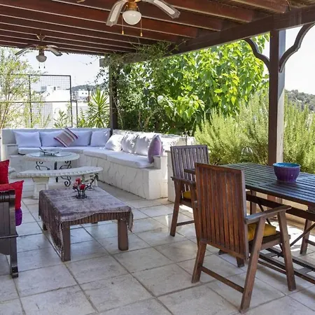 Отель Comfortable Triplex 5 Min To The With Garden In 4*